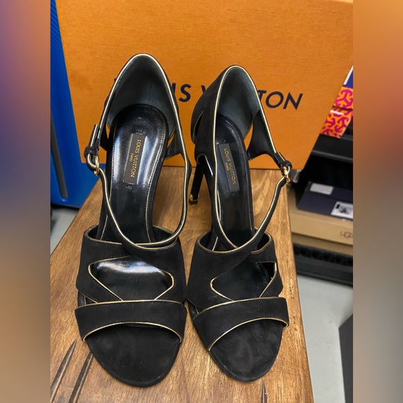 Louis Vuitton Sandal - Picture 2 of 2